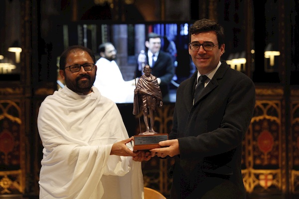 Andy Burnham, Mayor of Greater Manchester receives a copy of the Gandhi statue from Pujya Gurudevshri Rakeshbhai, Founder, Shrimad Rajchandra Mission Dharampur